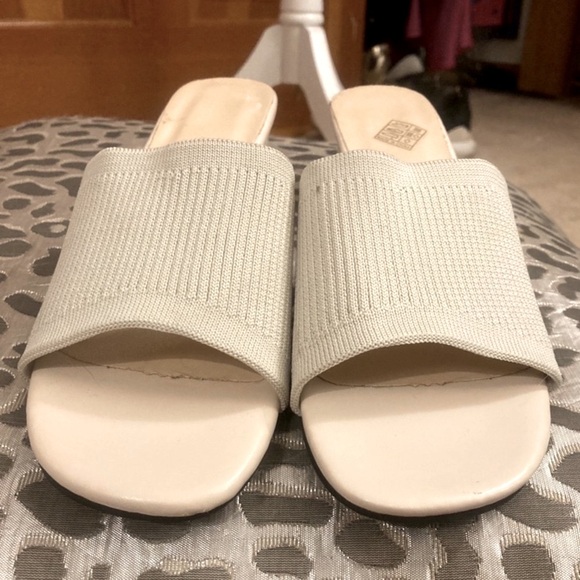 BeigeLow Heeled Slide Sandals. Size 7.5 - Picture 13 of 13